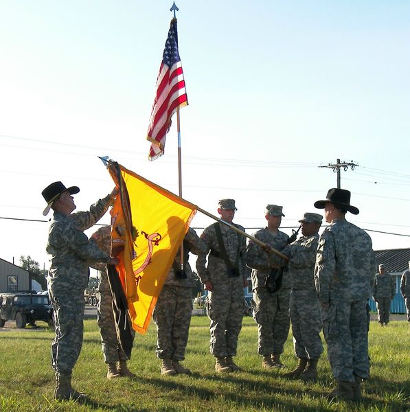 A picture of the insignia for the 2 7 th armored regiment.